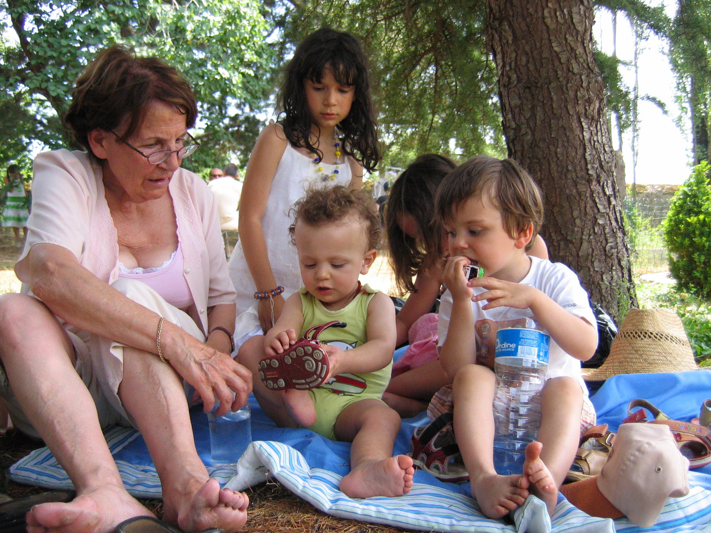 2006 Hélène et ses petits enfants